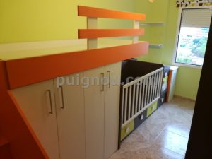Habitació infantil taronja i blanca fusteria-puignou-habitació-infantil