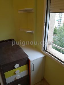 Habitació infantil taronja i blanca