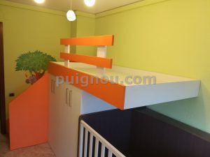 habitació infantil taronja i blanca llit-fusteria-puignou-habitació-infantil