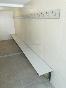 fusteria puignou bancs de fundermax pavelló esportiu Tarragona