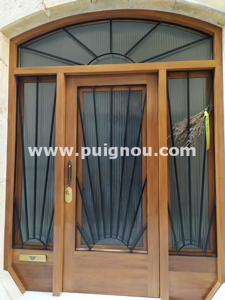 Puignou PuigpelatFusteria Puignou-Puerta de entrada de medio punto, con